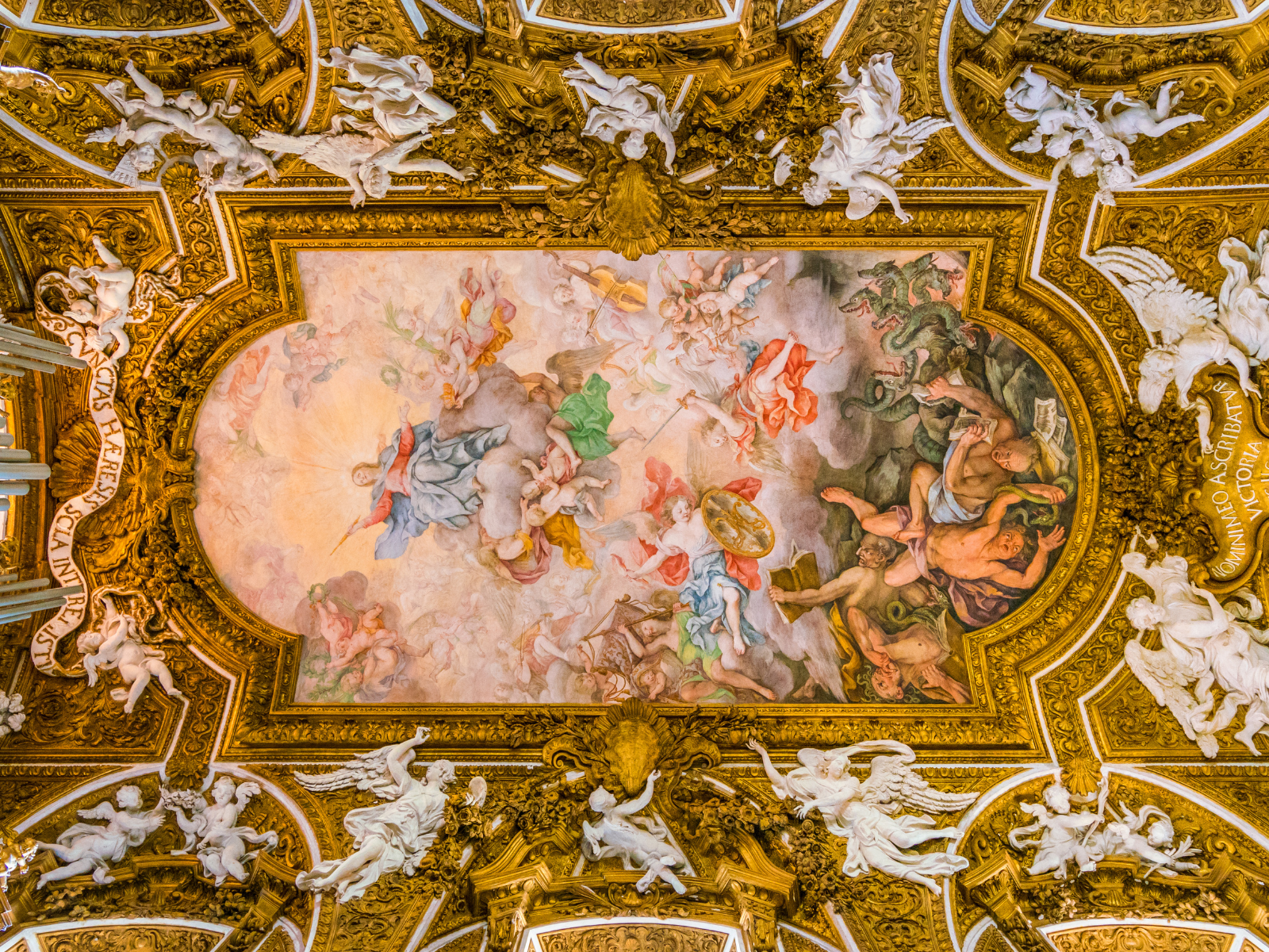 El techo con frescos de la iglesia de Santa Maria della Vittoria