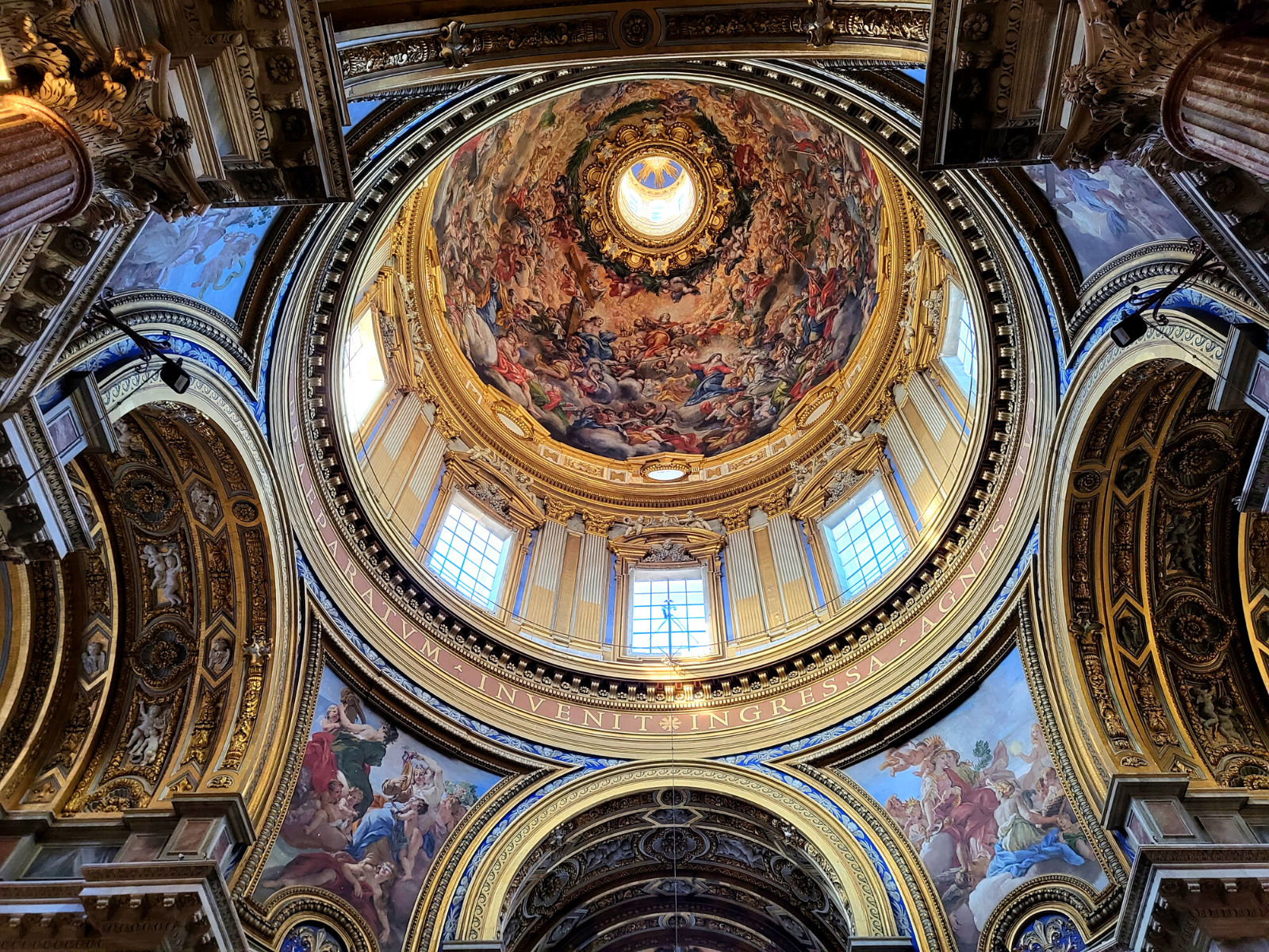 La Iglesia de Sant'Agnese in Agone está decorada con varias bellas obras de arte que datan del período barroco.