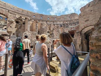 turists at the roman colosseum