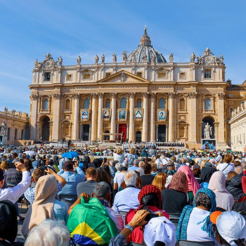 Crowd gathered in St. Peter's Square in Vatican City for the papal audience