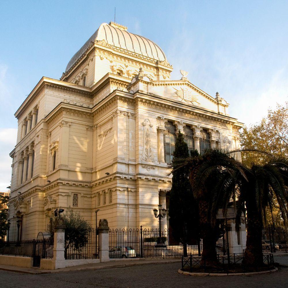 The Great Synagogue of Rome rising above the Jewish Ghetto, a symbol of the community’s history and resilience.