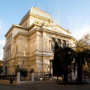 The Great Synagogue of Rome rising above the Jewish Ghetto, a symbol of the community’s history and resilience.