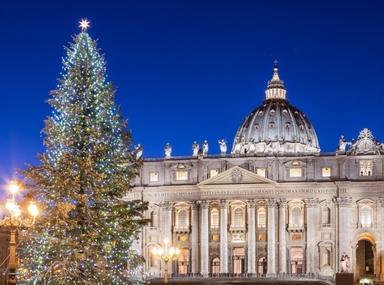 Christmas_tree_in_St._Peter_s_Square-tSa-700X520