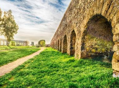 Rome_and_the_ruins_of_its_ancient_aqueducts-tSa-700X520