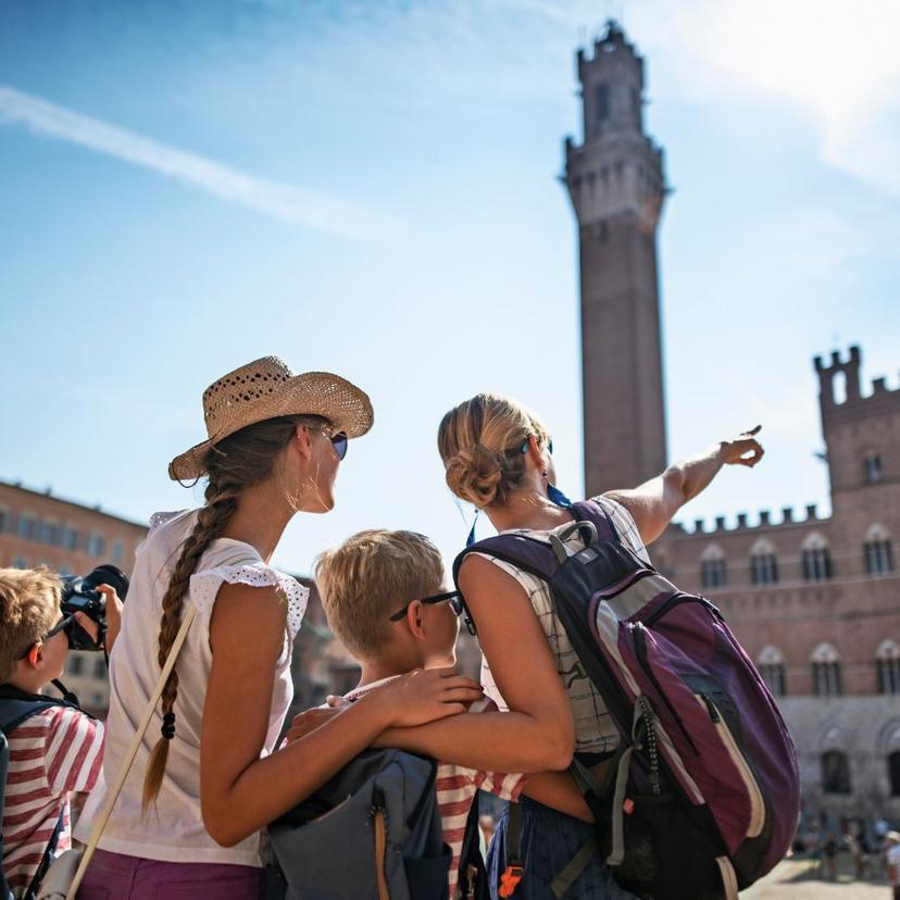 family-and-guide-in-siena-main-square Tourists with Guide in Siena