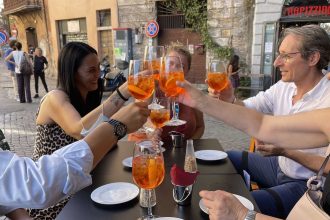 Promenades à l'intérieur de Rome Trastevere Food Tour souriant