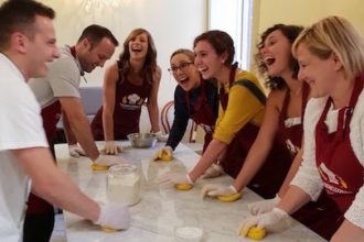 Tripla escursione a bordo di Roma: Cappella Sistina, Colosseo e lezione di cucina italiana