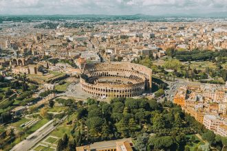Vista aérea do Coliseu e do Fórum Romano em Roma