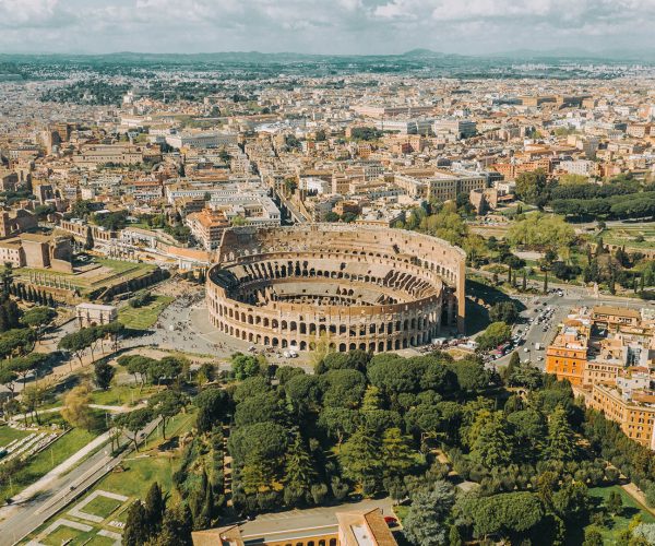 Vista aérea do Coliseu e do Fórum Romano em Roma