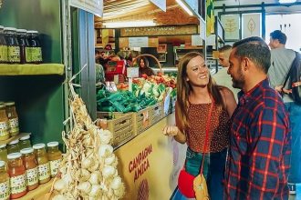 Compras en el mercado de agricultores con clase romana completa