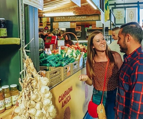 Compras en el mercado de agricultores con clase romana completa