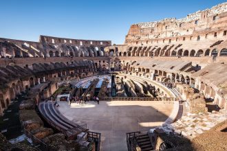 O piso da arena do Coliseu Romano como vistas em nossa excursão subterrânea do Coliseu