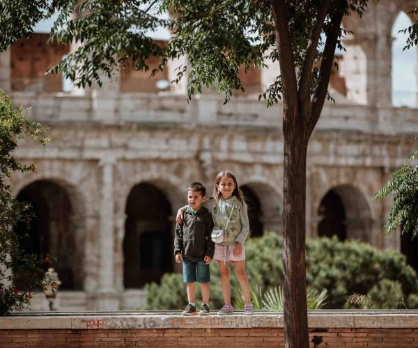 Bambini fuori dal Colosseo