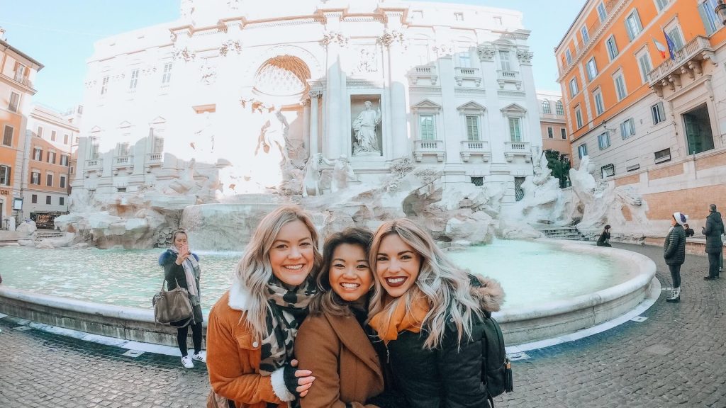 Les touristes autour de la fontaine de Trevi dans le centre historique de Rome. Crédit photo: Court Cook