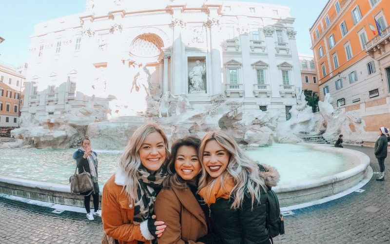Turistas alrededor de la Fontana di Trevi en el centro histórico de Roma. Crédito de la foto: Court Cook