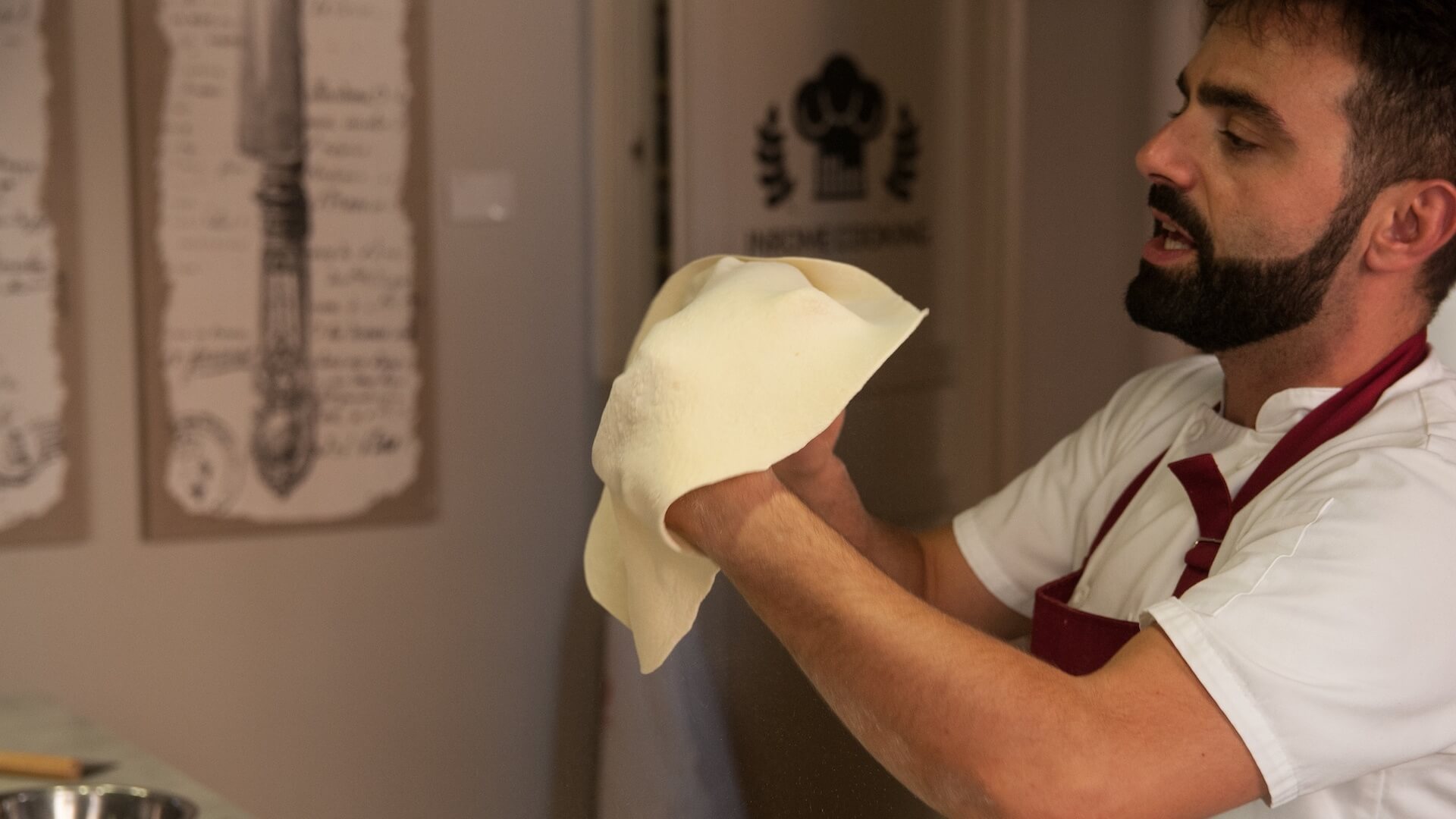 Chef Max haciendo pizza en uno de los paseos por las clases de cocina de Roma