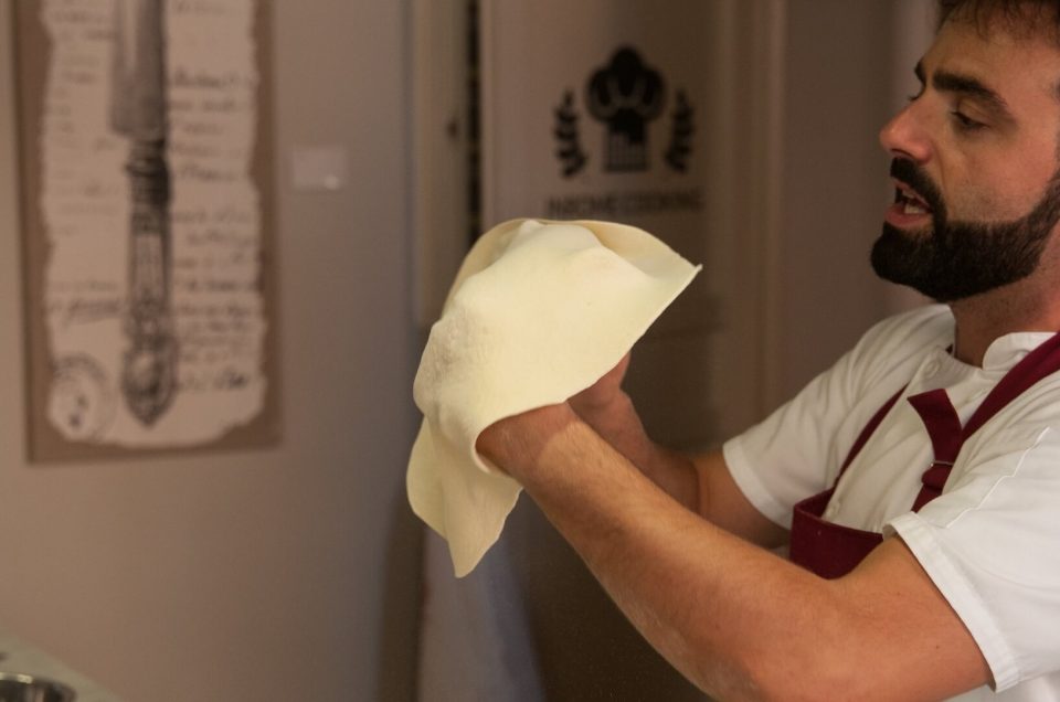 Le chef Max prépare une pizza lors de l'une des promenades dans les cours de cuisine de Rome