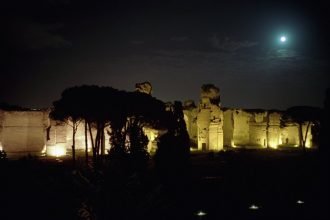 Rome au crépuscule avec l'opéra aux thermes de Caracalla