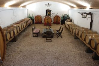 bodega de vino y colinas romanas del país