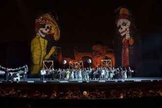 Rome au crépuscule avec l'opéra aux thermes de Caracalla