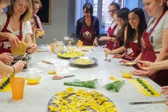 Clase de almuerzo dominical italiano con compras en el mercado de agricultores | Compartido