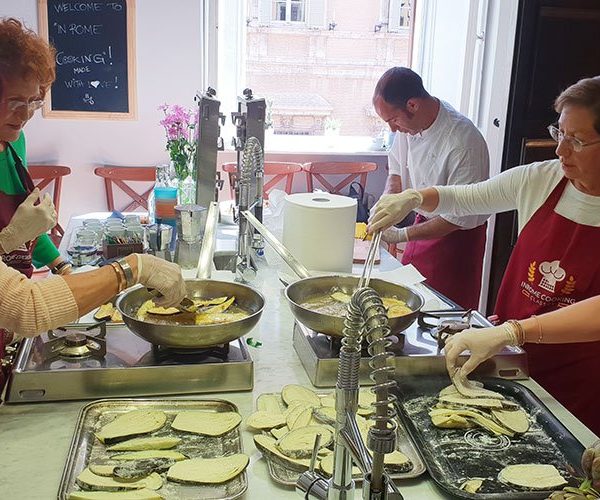 Maître parmigiana et fabrication de gnocchis avec les achats du marché fermier | partagé