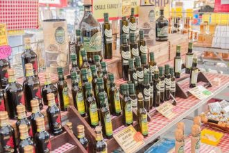 Compras en el mercado de agricultores con clase romana completa