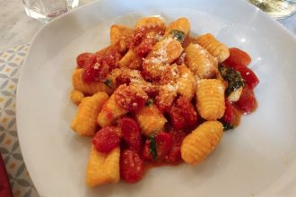 Master Parmigiana e Gnocchi fazendo com Farmers Market Shopping