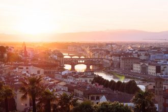 Excursion en bateau au coucher du soleil à Florence sur l'Arno avec Aperitivo | Petit groupe