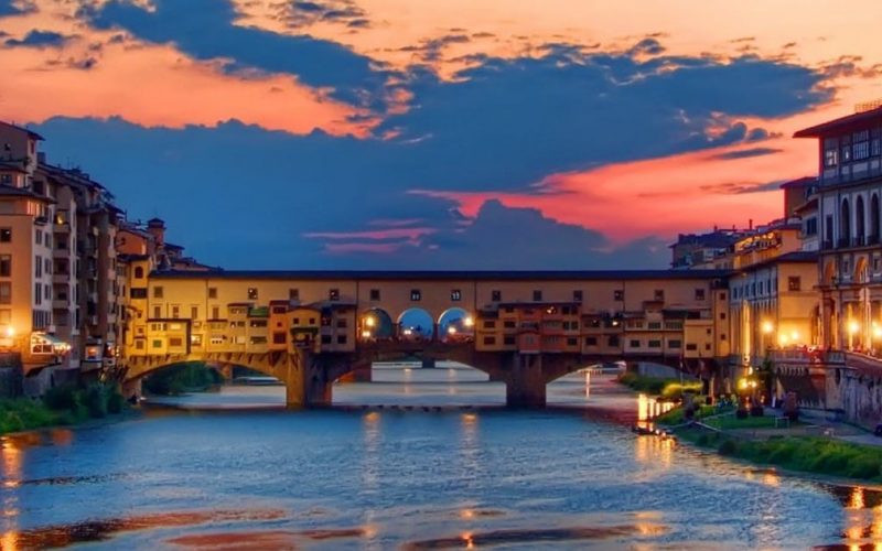Excursion en bateau au coucher du soleil à Florence sur l'Arno avec Aperitivo | Petit groupe