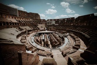 Inquadratura dell'arena del Colosseo ripresa dai livelli superiori