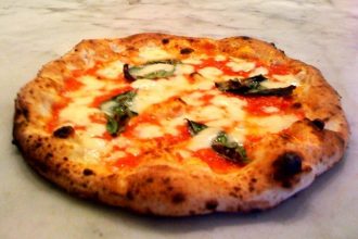 Neapolitanische Pizza Margherita