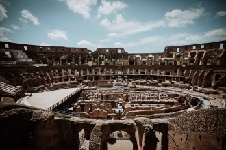 Imagem do piso da arena do Coliseu Romano