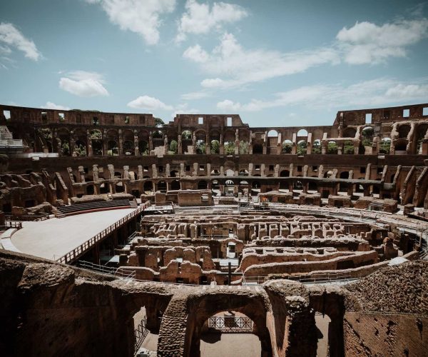 Photo du sol de l'arène du Colisée romain